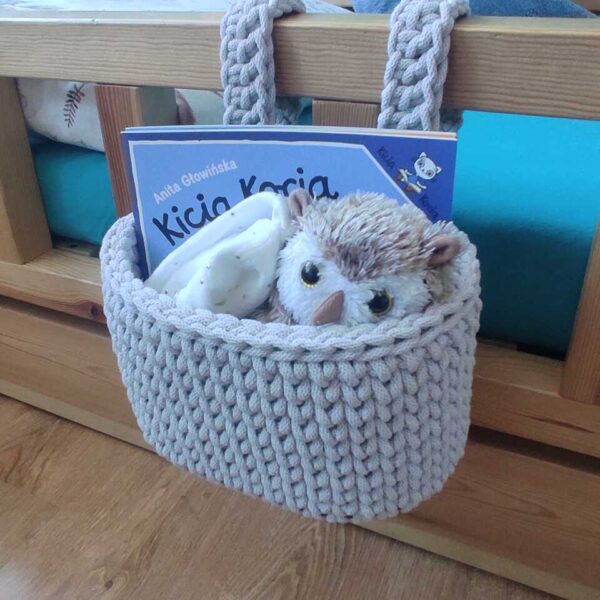 koszyczek szydełkowy zawieszany na łóżeczko